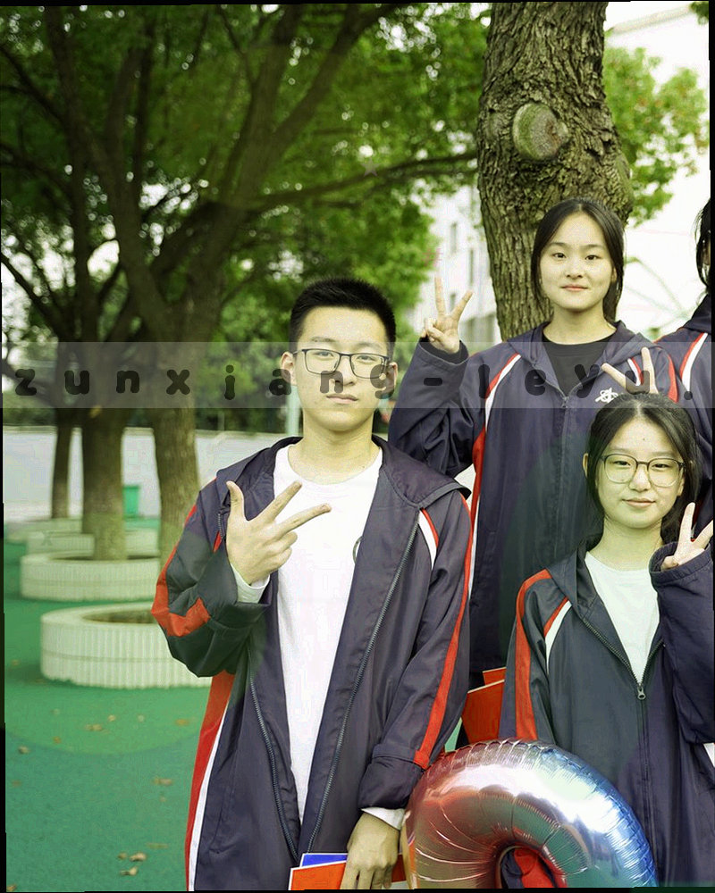 足球运动员剪影射门瞬间，动感构图